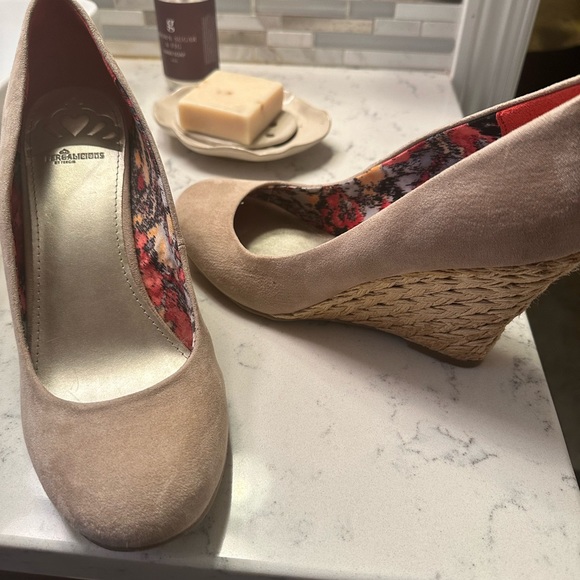 Fergie wedges! - Picture 1 of 4
